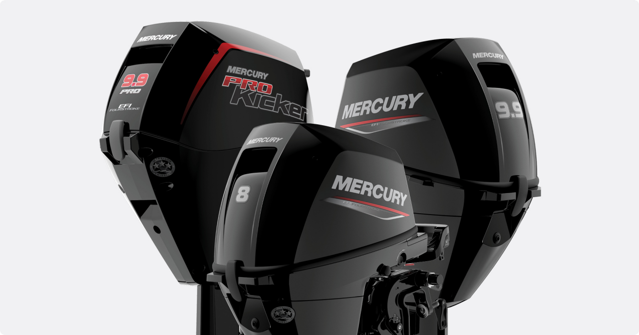 女人在船后使用滑水板